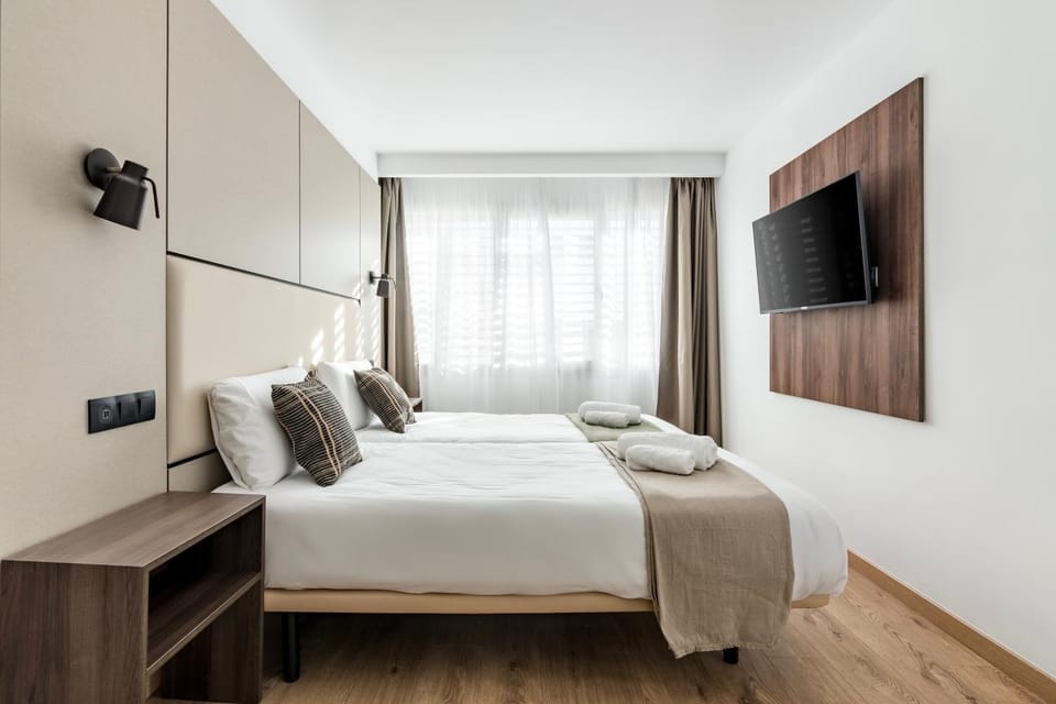 Bed, TV and multimedia, Bedroom