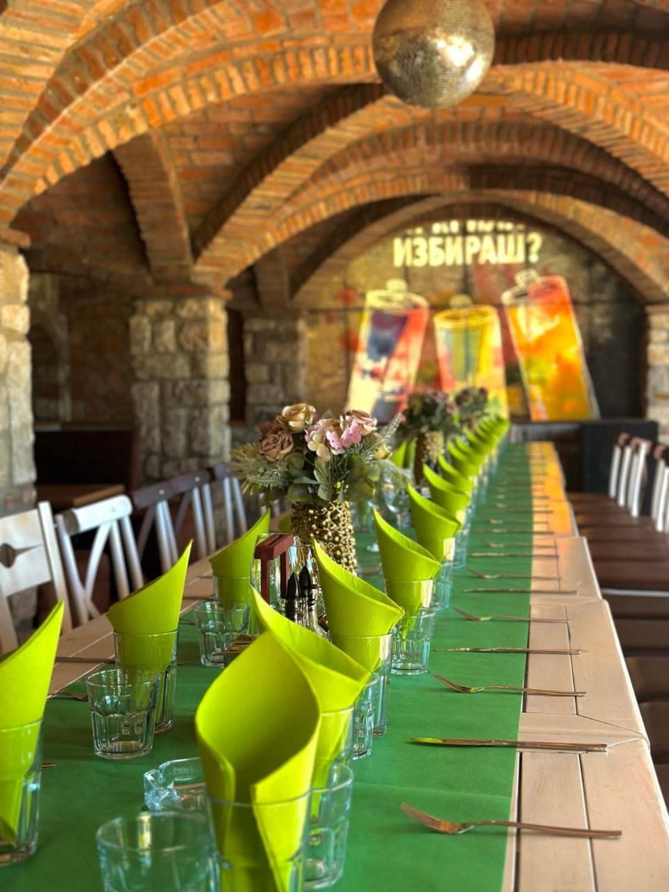 Restaurant/places to eat, Restaurant/places to eat, Natural landscape, Banquet/Function facilities, Meeting/conference room, Location, Parking, internet, internet, internet