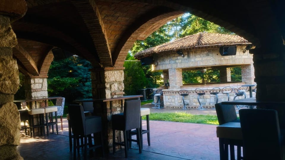 Patio, Restaurant/places to eat, Day, Garden, Banquet/Function facilities, Garden view, Swimming pool