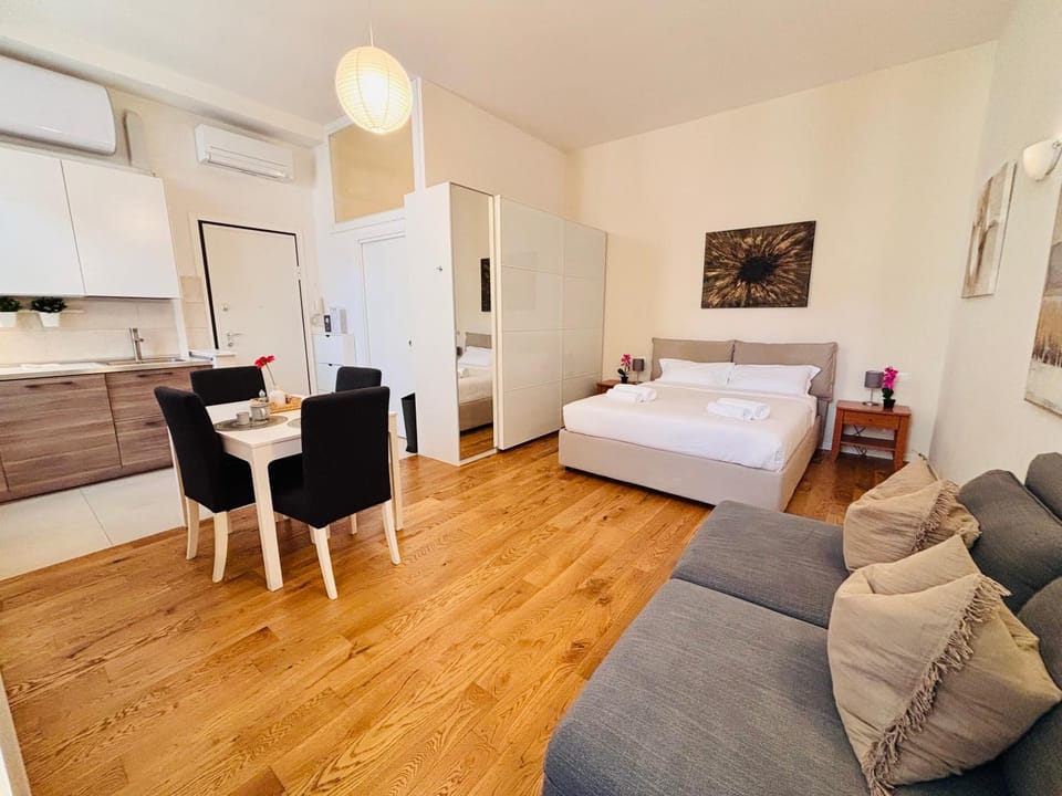 Bed, TV and multimedia, Kitchen or kitchenette, Living room, Photo of the whole room, Seating area, Bedroom, air conditioner