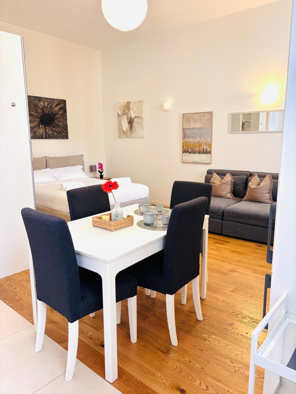 Seating area, Dining area