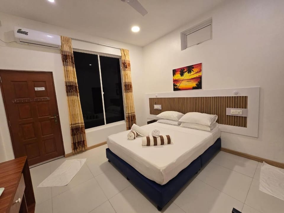 Bed, towels, air conditioner