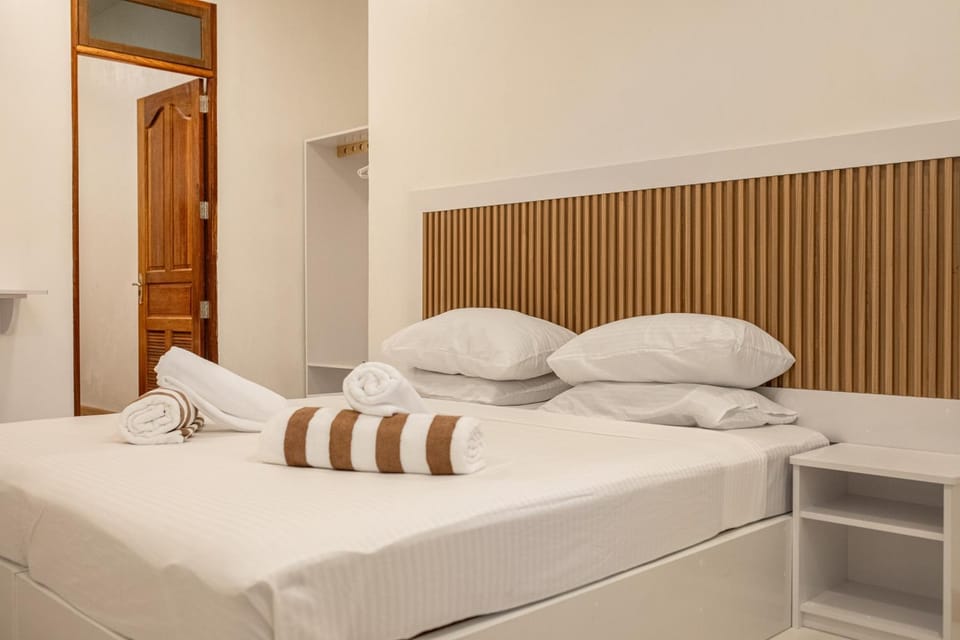 Bed, Photo of the whole room, towels