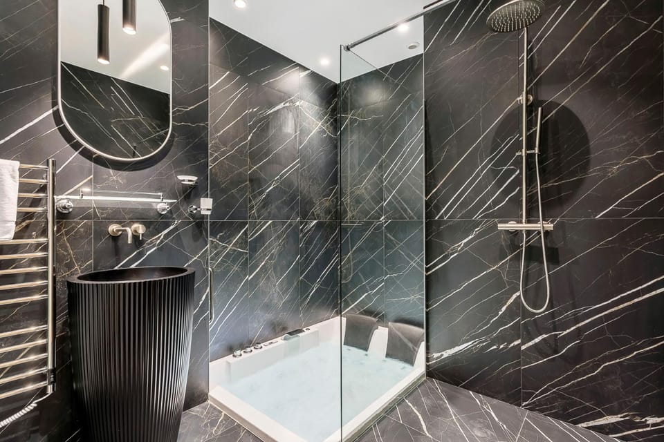 L'Exclusif Spa Suites Prestige Lyon Croix-Rousse Love hotel in Caluire-et-Cuire