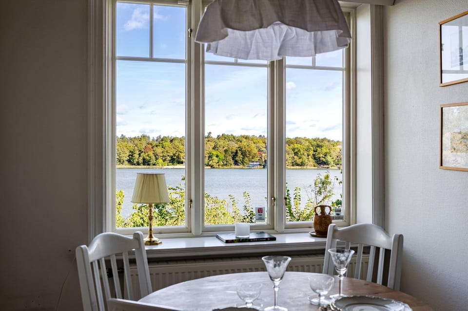 Lakefront Getaway in Hagaparken Central Stockholm Villa in Solna