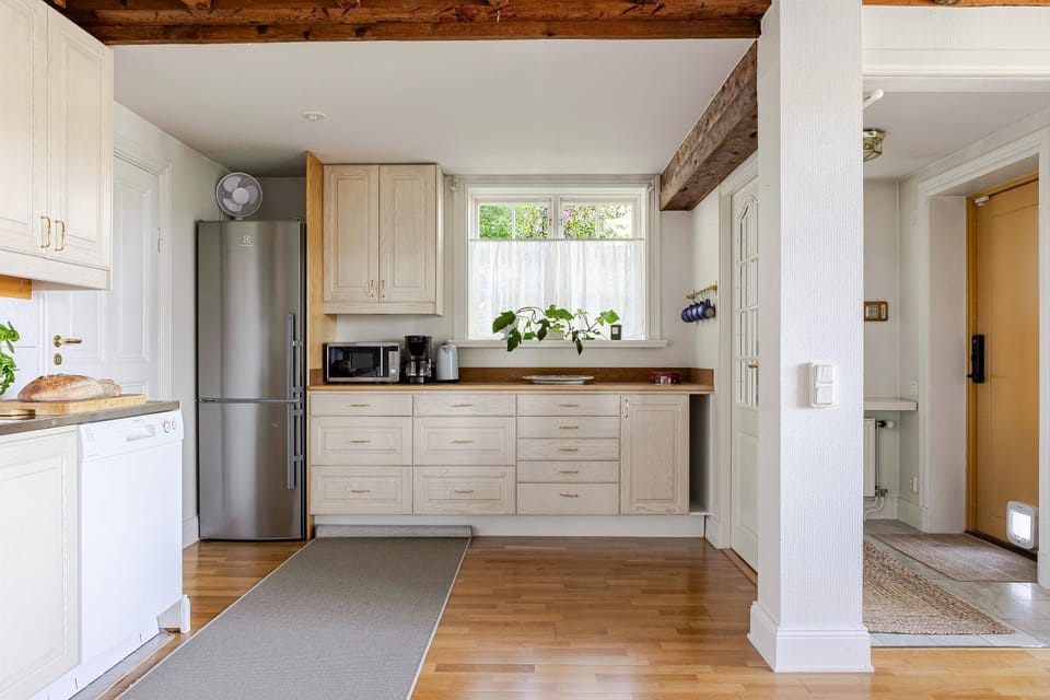 Lakefront Getaway in Hagaparken Central Stockholm Villa in Solna