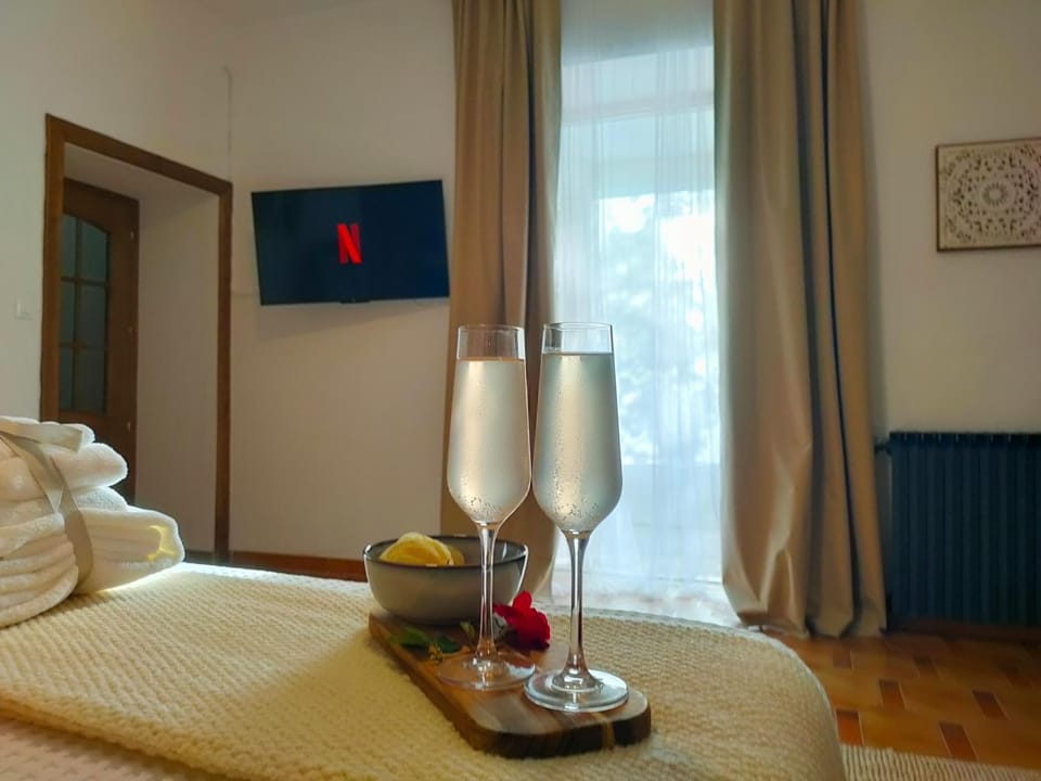TV and multimedia, Food and drinks, Bedroom