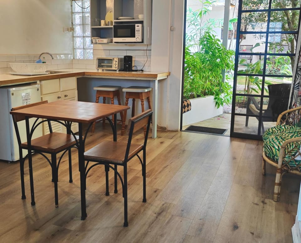 Kitchen or kitchenette, Dining area, minibar