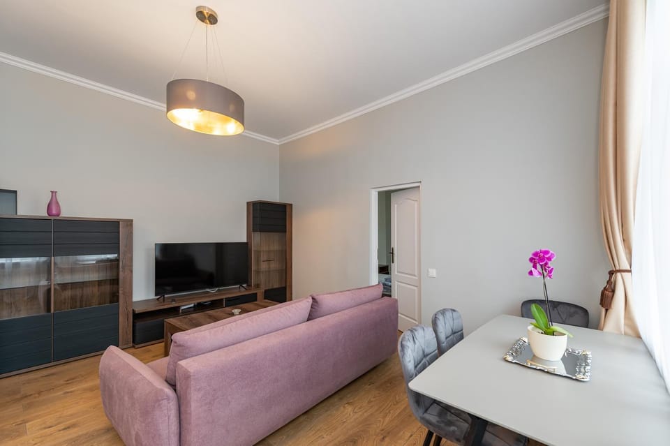 TV and multimedia, Living room, Seating area, Dining area, Evening entertainment