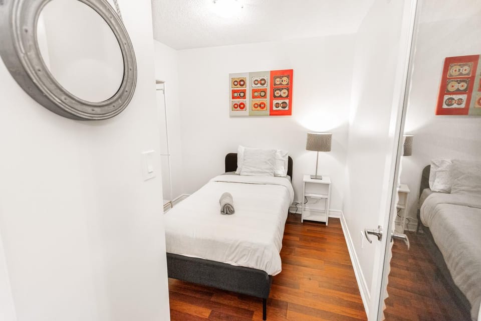 Luxe 3BR 2 Bath Condo Steps from Square one Mall Apartment in Mississauga