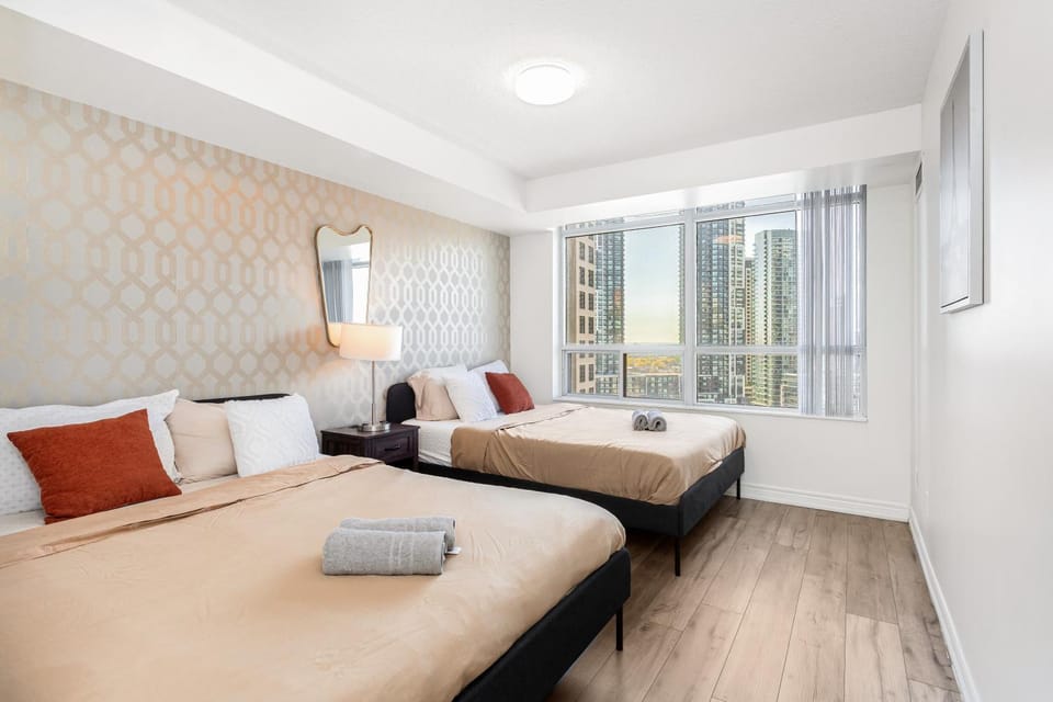 Luxe 3BR 2 Bath Condo Steps from Square one Mall Apartment in Mississauga