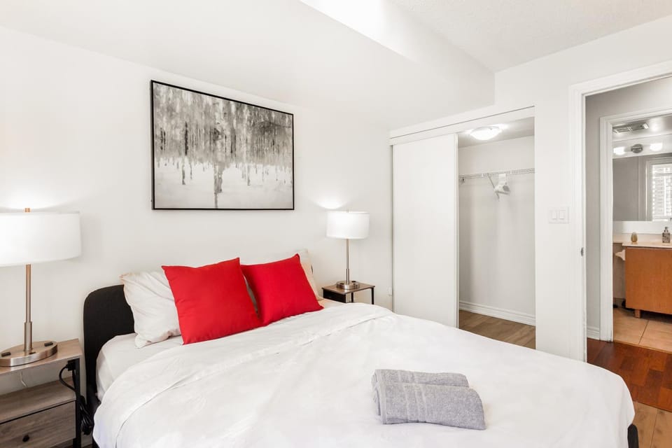 Luxe 3BR 2 Bath Condo Steps from Square one Mall Apartment in Mississauga