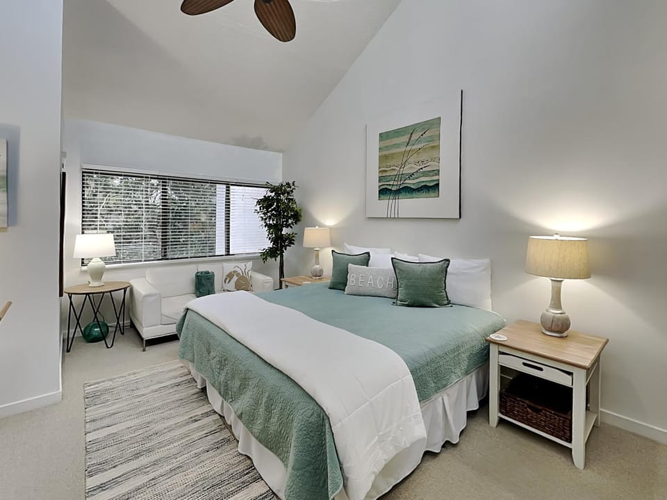 Bed, Seating area, Bedroom, furniture