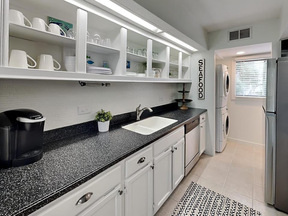 Kitchen or kitchenette, dishwasher, oven, towels, wardrobe, air conditioner