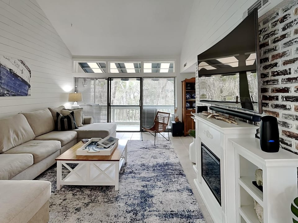 Bed, TV and multimedia, View (from property/room), Living room, Seating area, fireplace, furniture