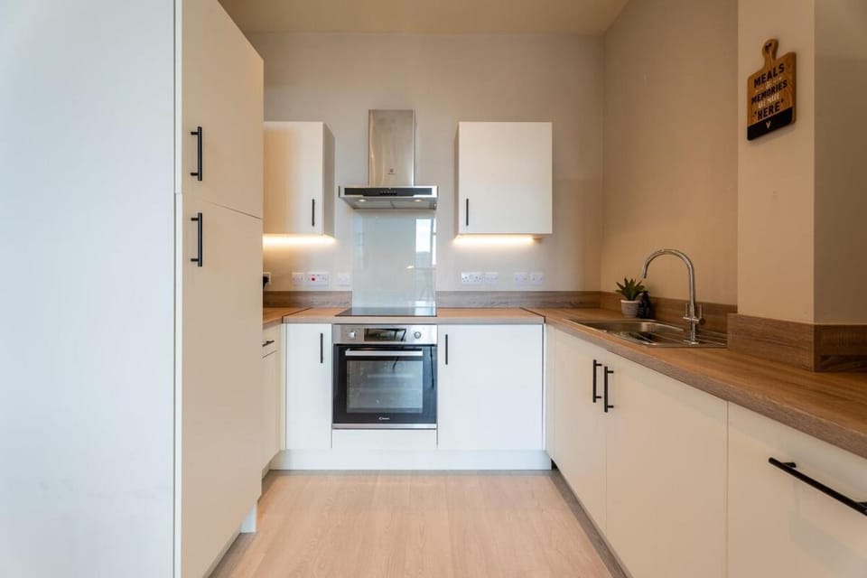 Kitchen or kitchenette, dishwasher, stove