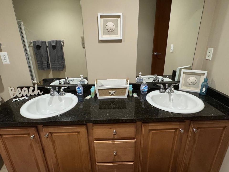 Spacious Condo Minutes to Cedar Point House in Sandusky