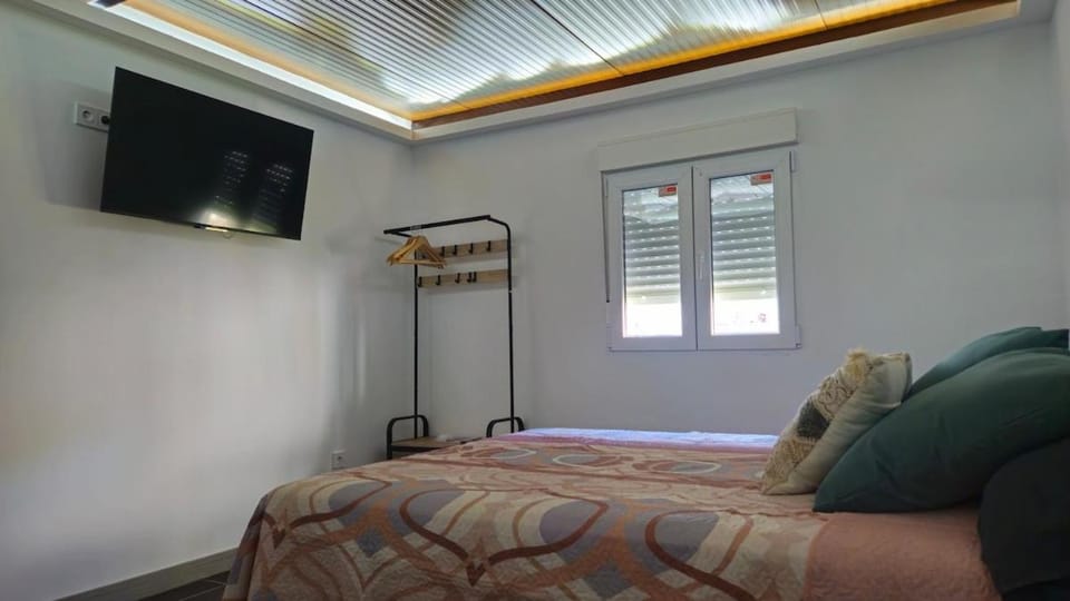 Bed, TV and multimedia, Bedroom