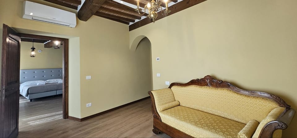 Photo of the whole room, Seating area