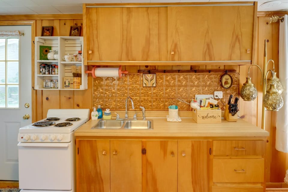 Walk to Beach Access! Chic Port Austin Studio Apartment in Michigan