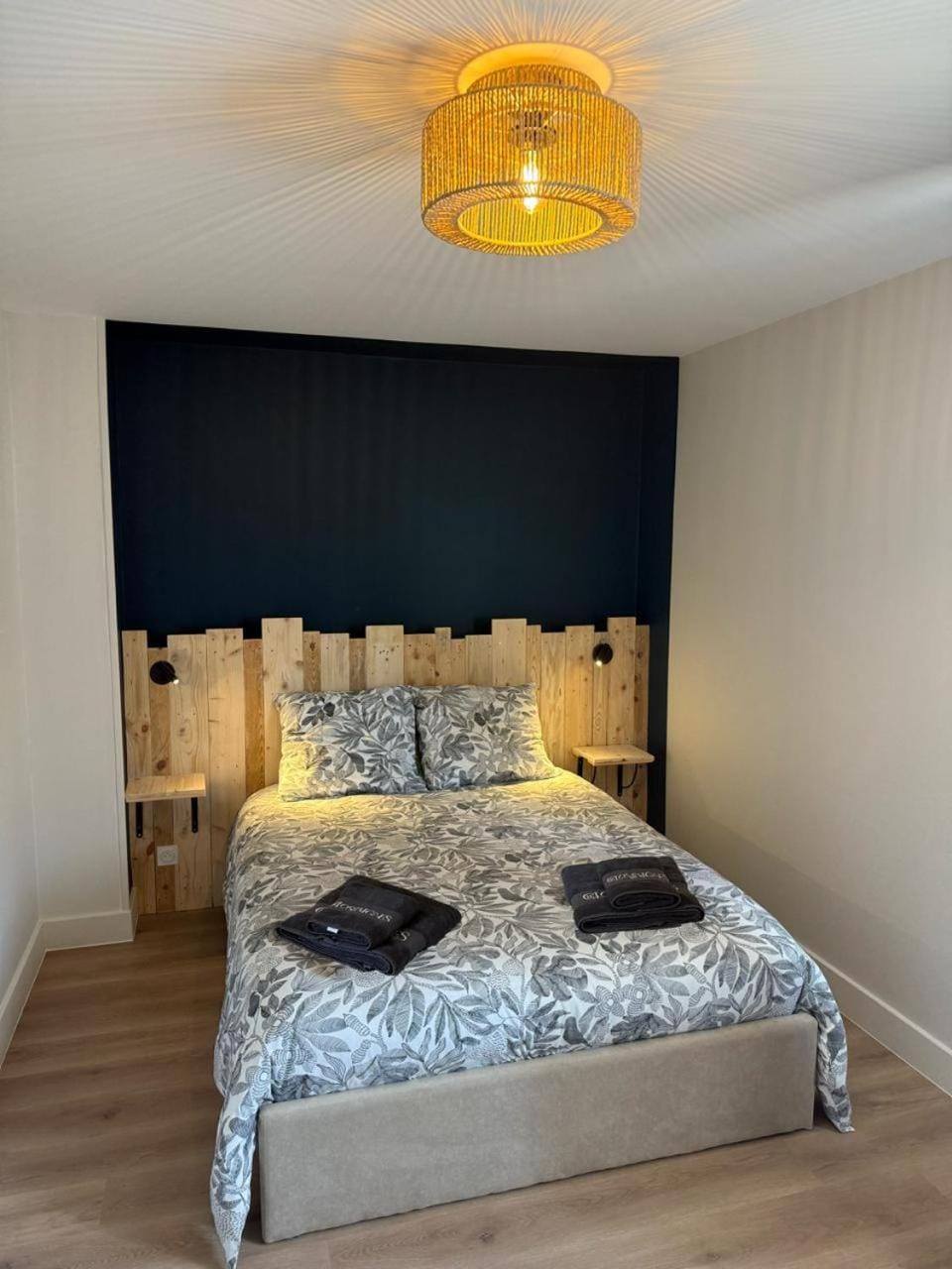 Bedroom, towels