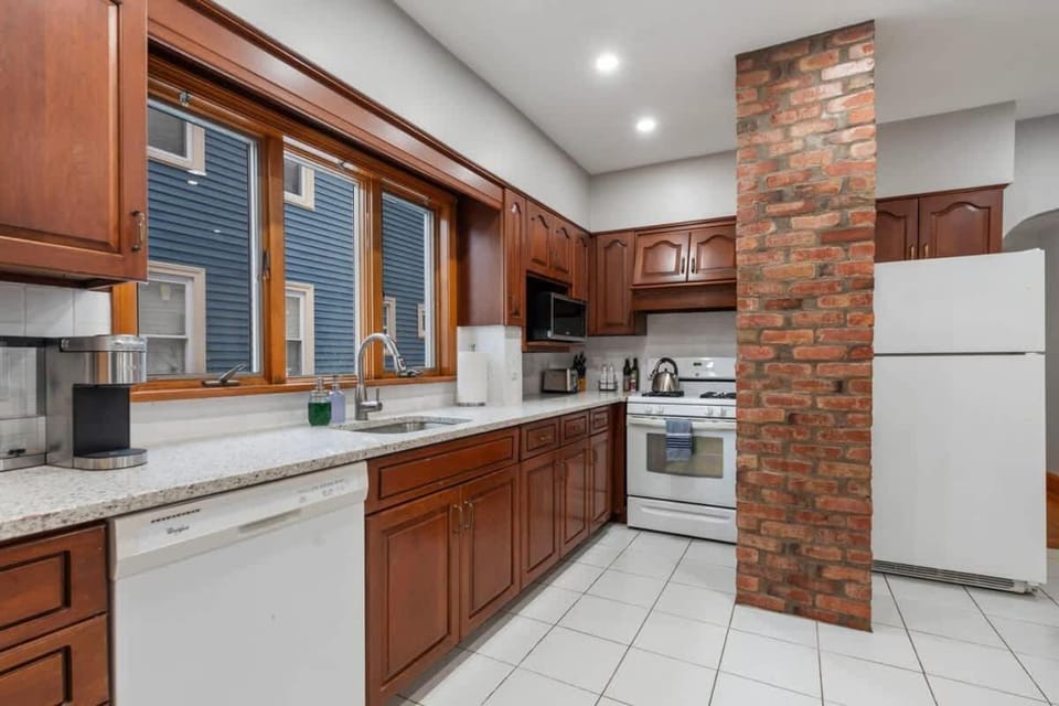 Tufts 2 Bed & Office - Free Parking House in Somerville