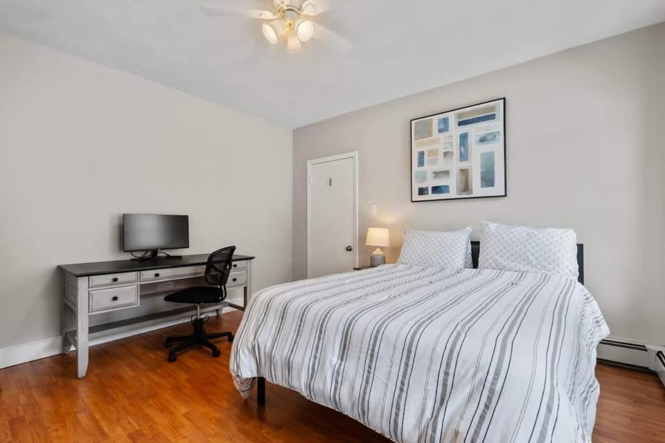 Tufts 3-Bed 2-Office Home with Laundry House in Somerville