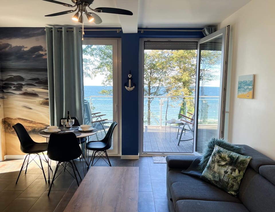 View (from property/room), Balcony/Terrace, Dining area, Sea view