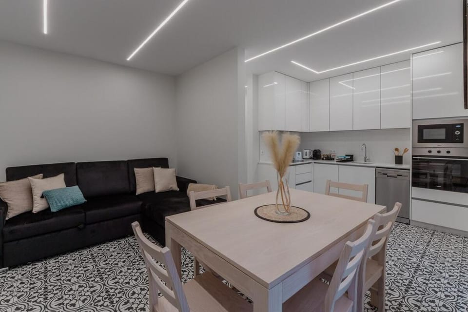 Kitchen or kitchenette, Living room, Seating area, Dining area, stove, toaster