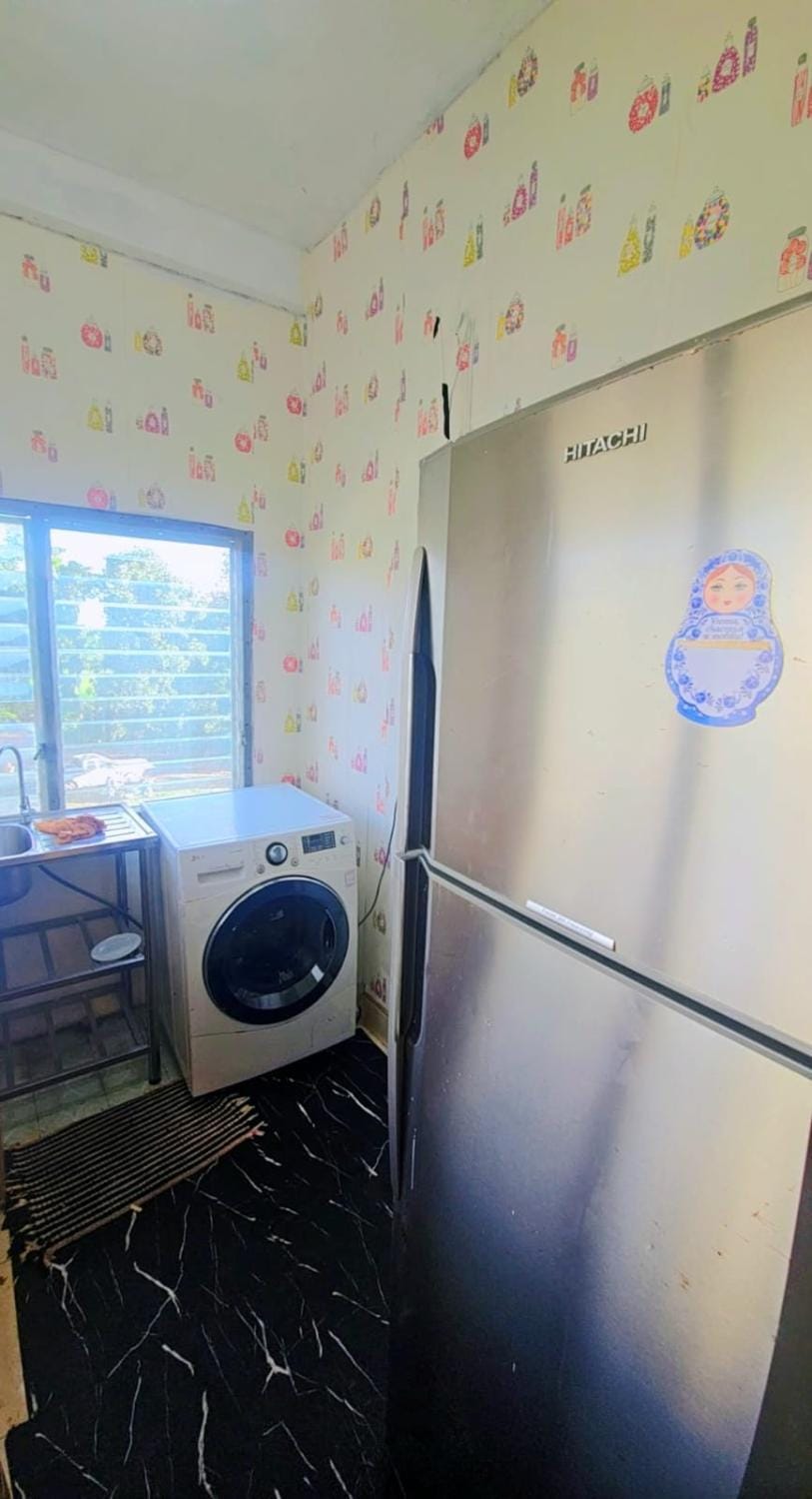 Kitchen or kitchenette, oven