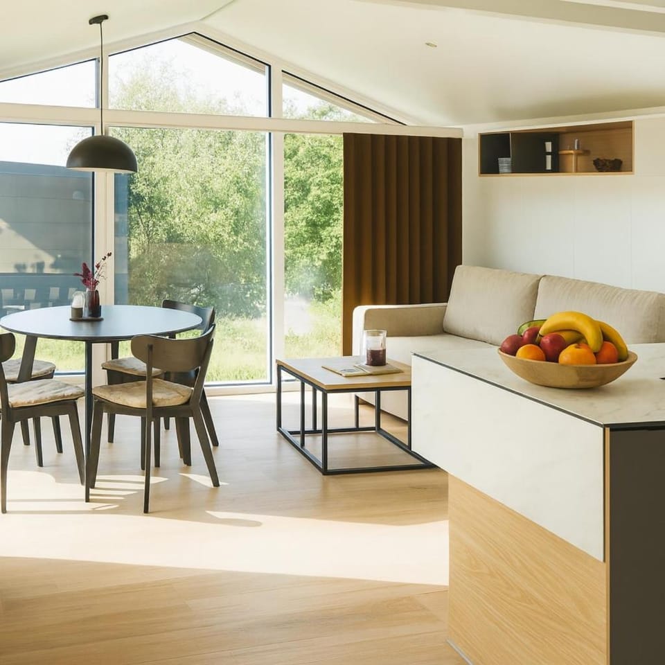 Living room, Food and drinks, Seating area, Dining area, Food