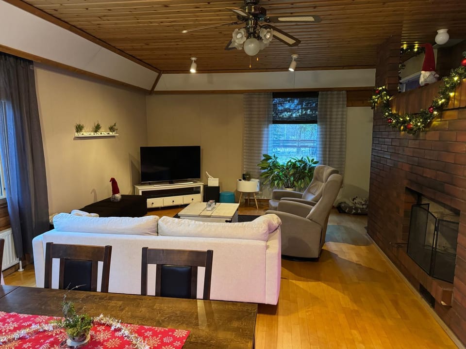 TV and multimedia, Living room, Seating area, fireplace