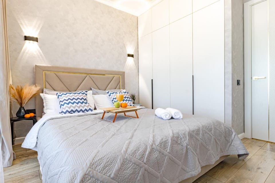 Photo of the whole room, Bedroom, towels