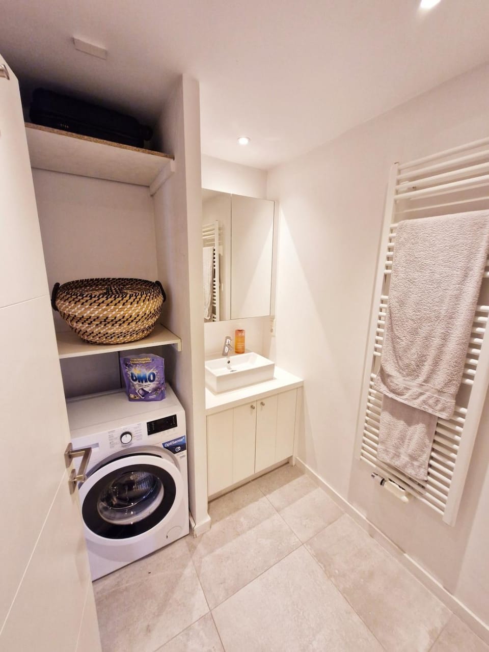 Bathroom, washing machine
