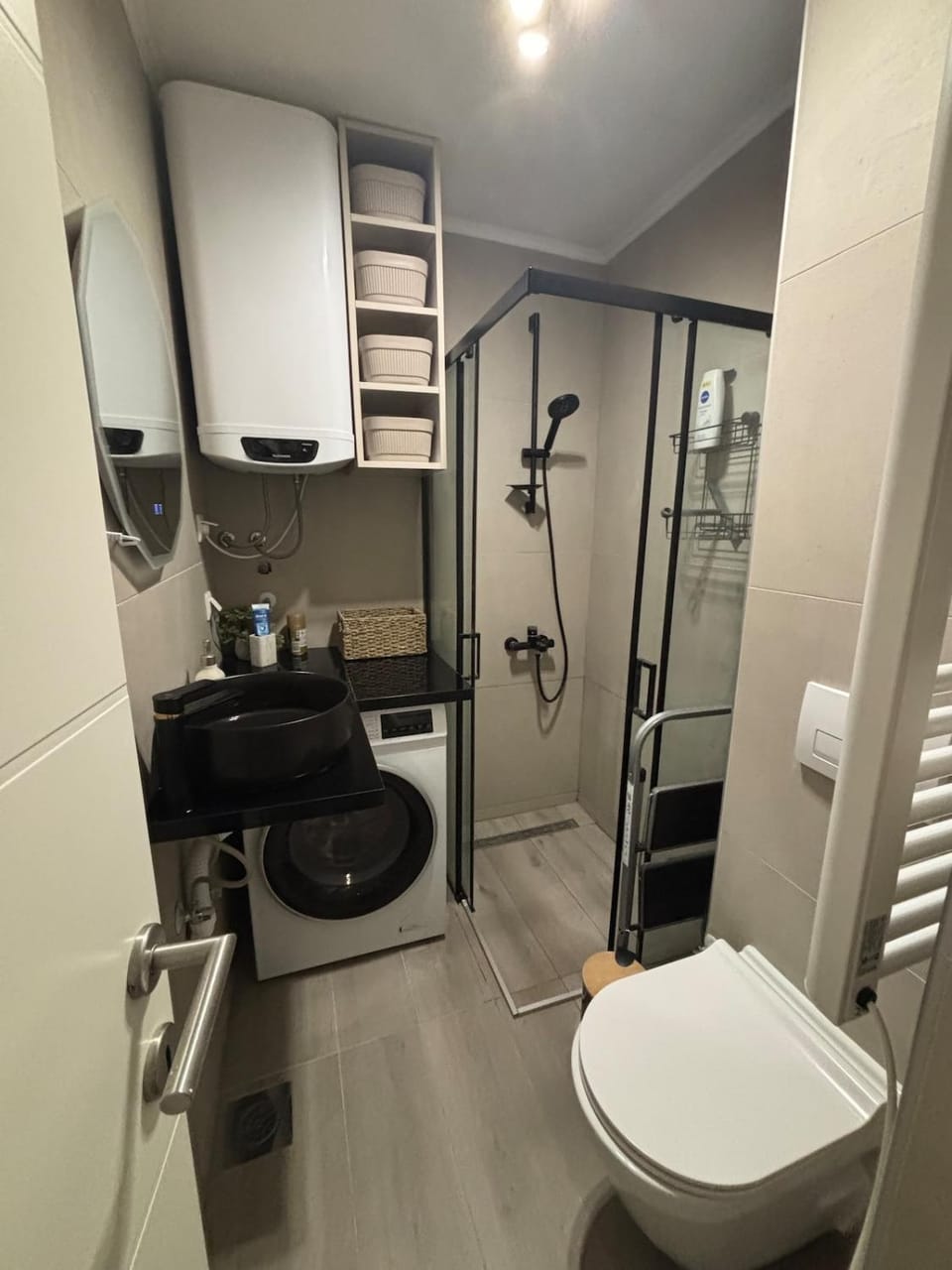 Shower, Toilet, Bathroom, towels, washing machine