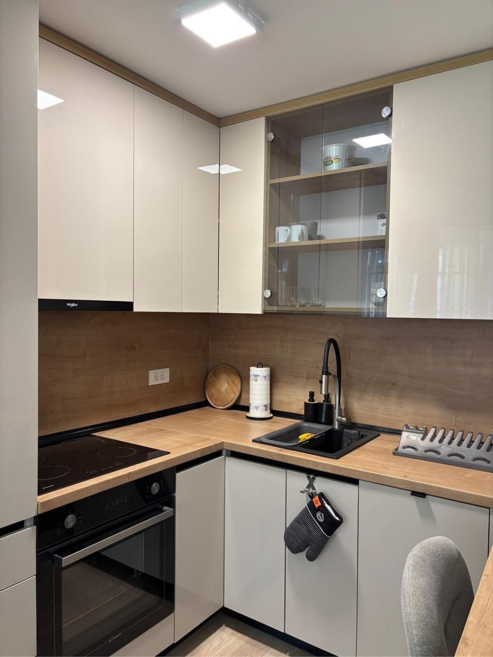 Kitchen or kitchenette, dishwasher, oven, stove