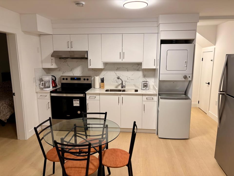 Coffee/tea facilities, Kitchen or kitchenette, Dining area, oven, stove, toaster