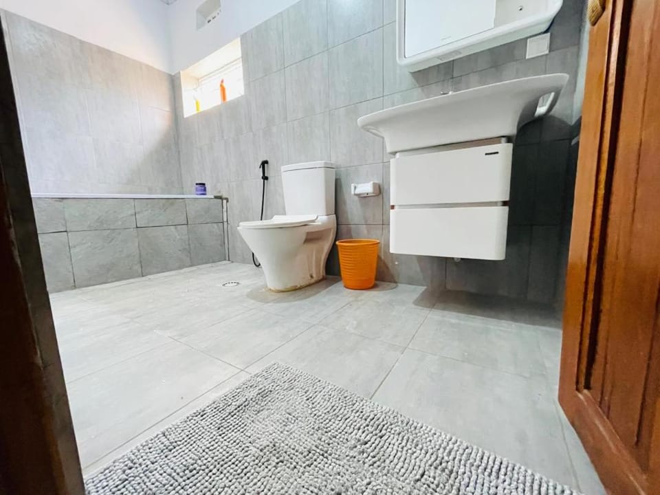 Shower, Toilet, Bathroom, Bath, Parking