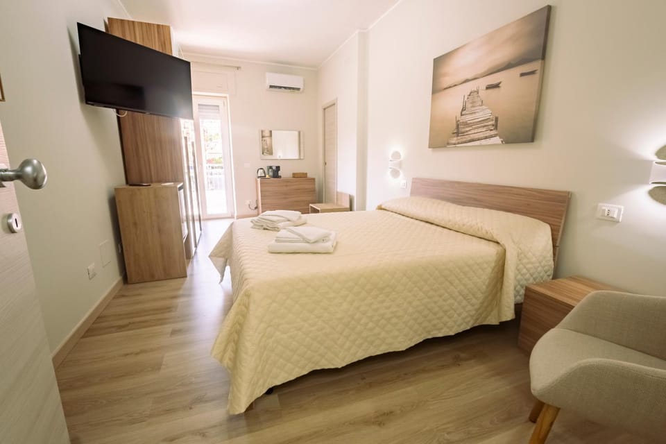 Communal lounge/ TV room, Bed, TV and multimedia, Photo of the whole room, Bedroom, wardrobe