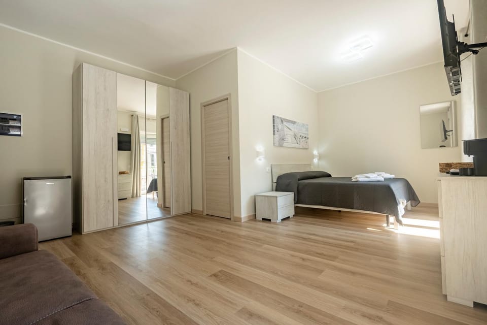 Bed, TV and multimedia, Photo of the whole room, Bedroom, wardrobe