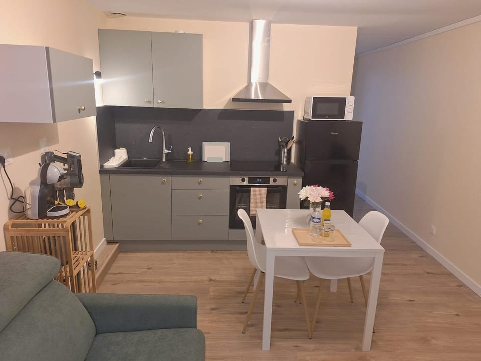 Kitchen or kitchenette, Dining area