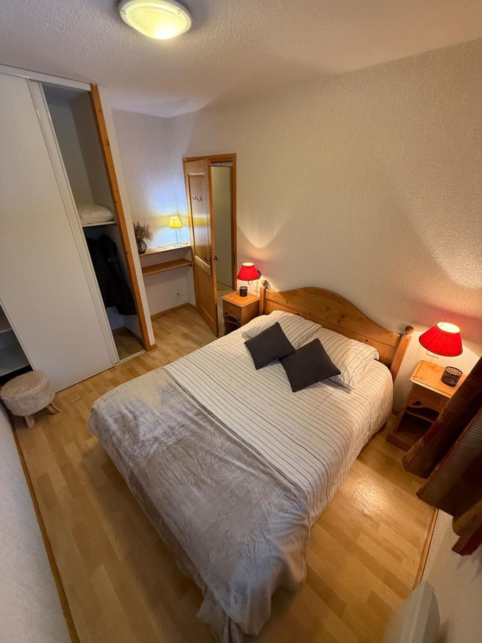 Bed, Photo of the whole room, Bedroom, wardrobe