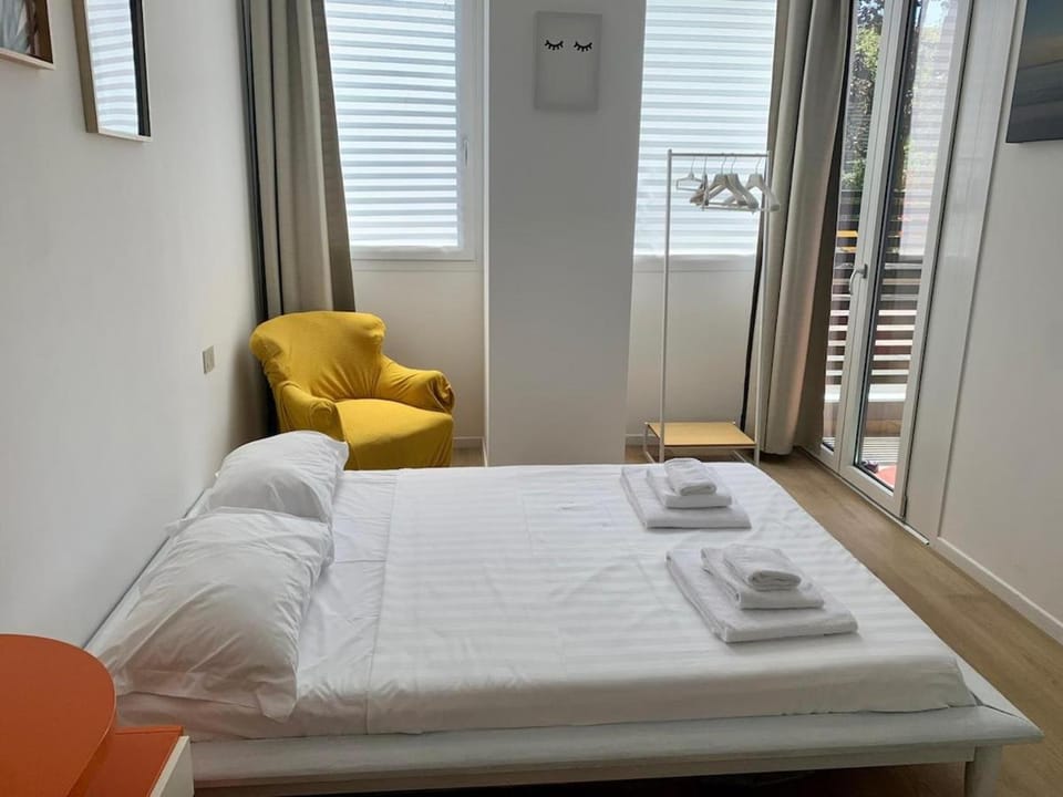 Bed, Photo of the whole room, Bedroom, towels