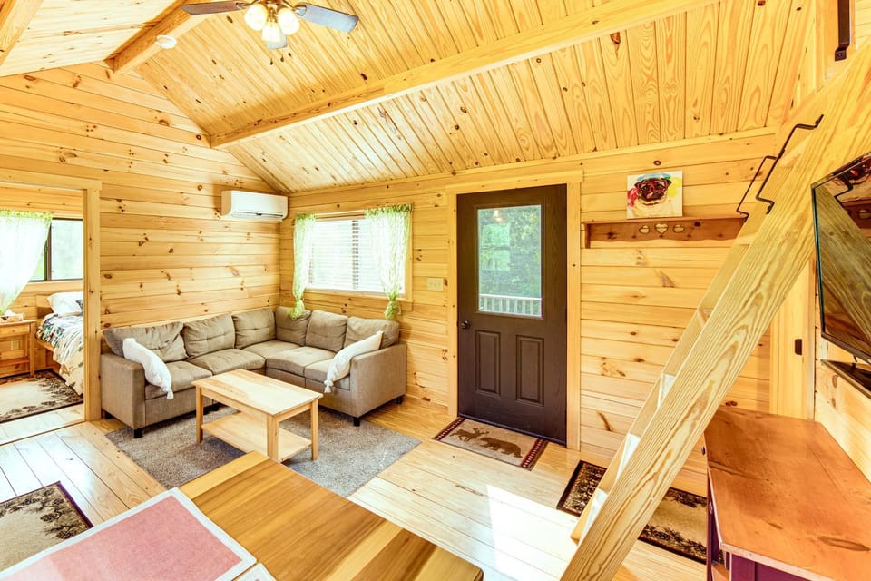 5 Mi to Susquehanna Boating! Secluded Log Cabin Cabin in Pennsylvania