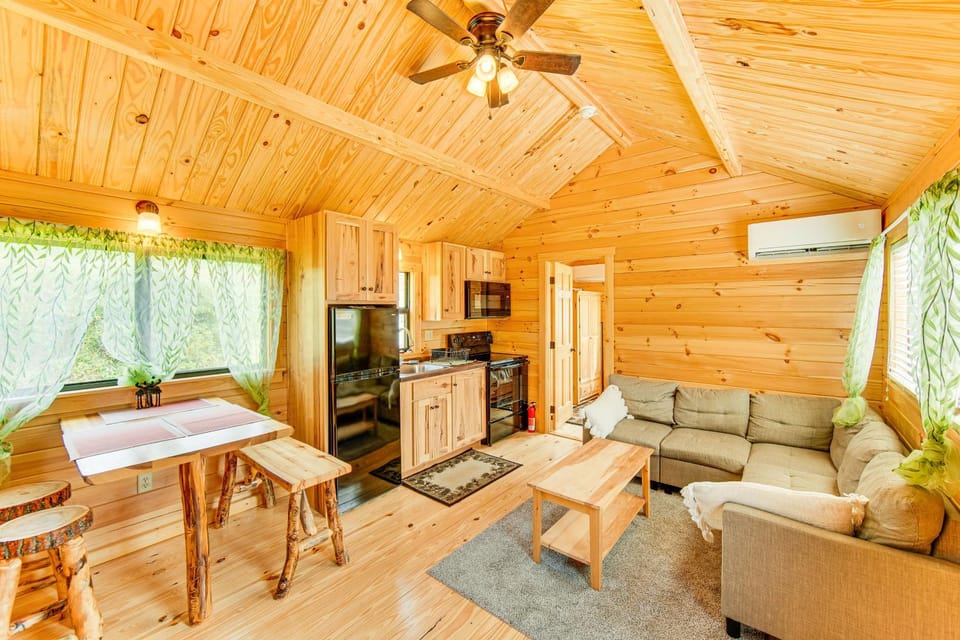 5 Mi to Susquehanna Boating! Secluded Log Cabin Cabin in Pennsylvania