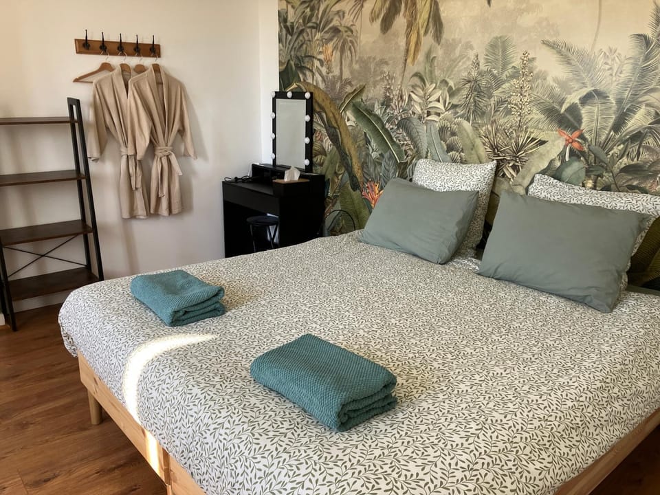 Bed, Photo of the whole room, Bedroom, towels