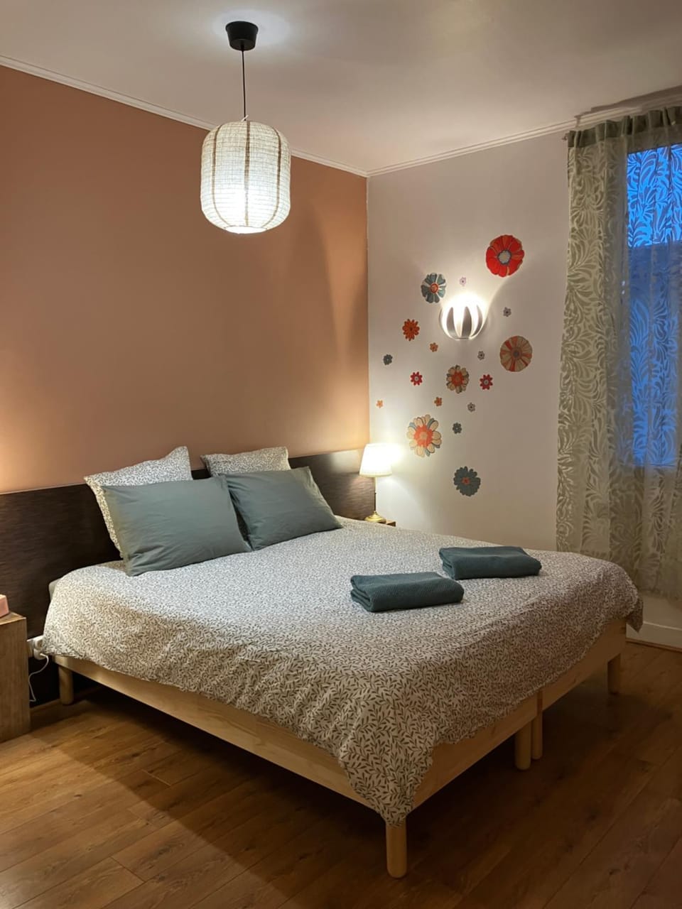 Photo of the whole room, Bedroom