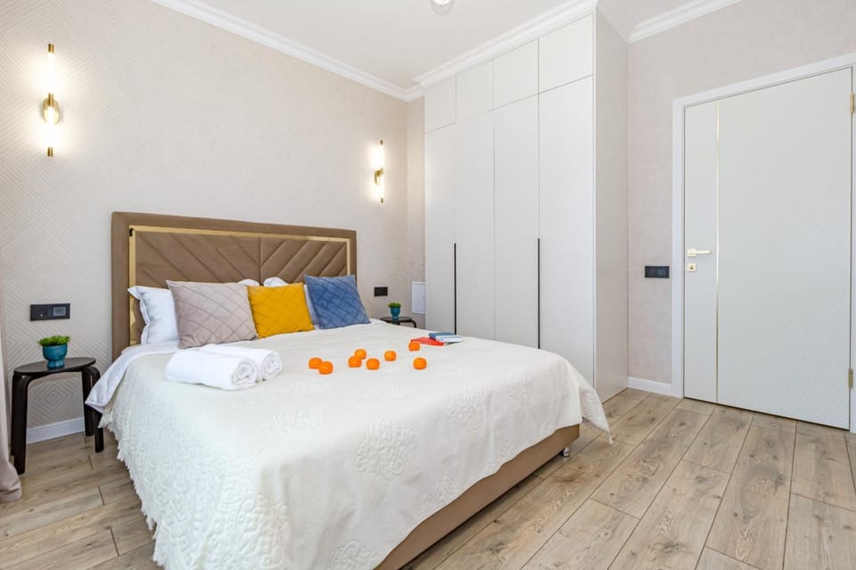 Bed, Bedroom, towels, wardrobe