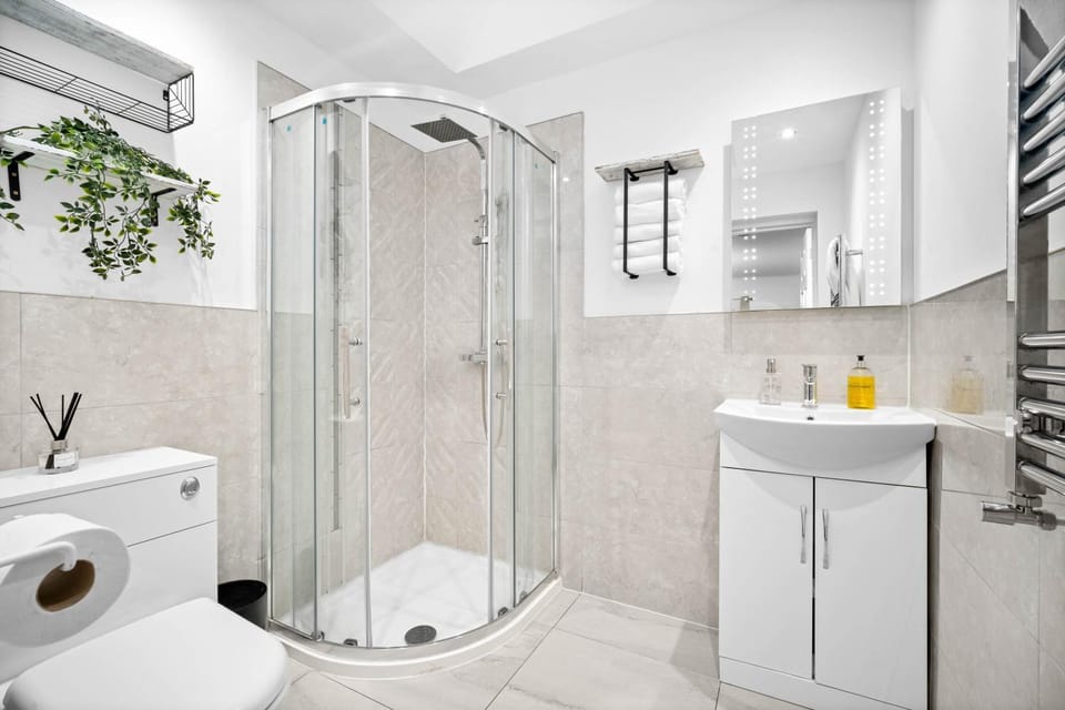 Comfortable 1 Bed Apt, Sleeps 4, Great for Contractors, Families and Leisure Stays, West Midlands, near Birmingham, Edenwood Residence Apartment in Wychavon District