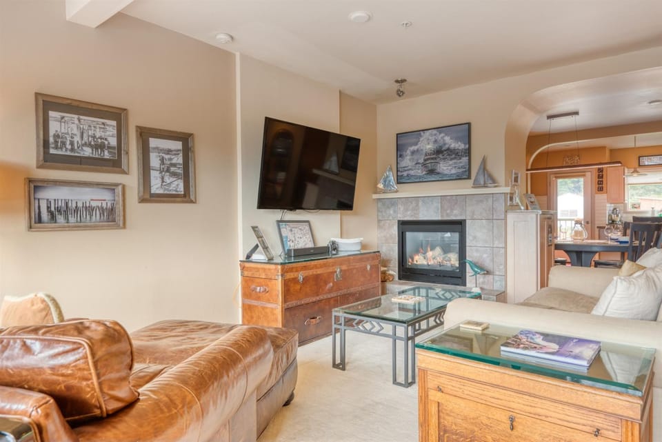 3 Ensuite Bedrooms, Pirate Cove Views, EV Charger & Walk to Depoe Bay House in Depoe Bay